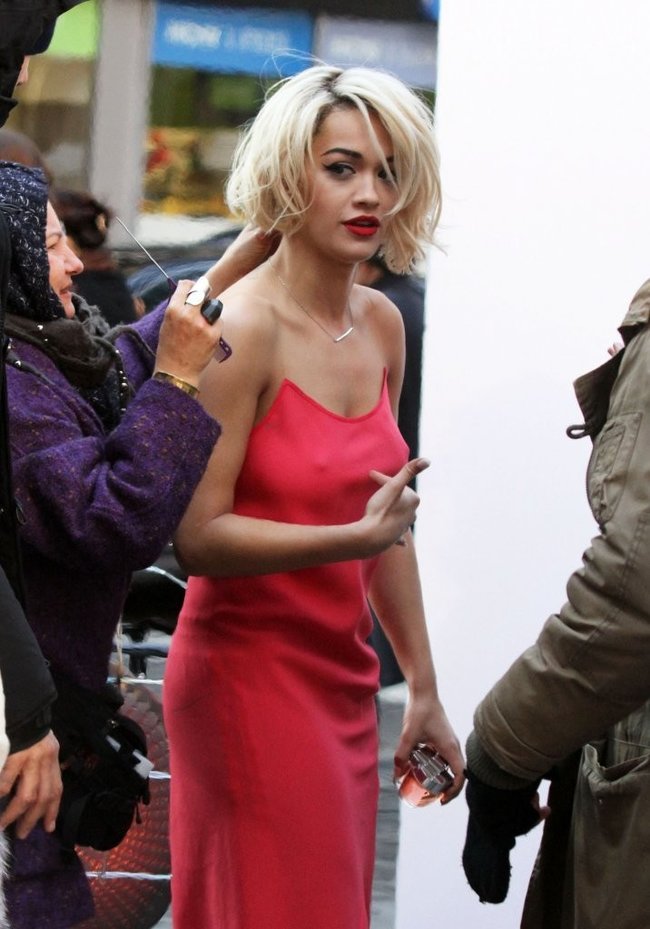Рита Ора на съемках рекламы для «DKNY» в Нью-Йорке: rita-ora---on-set-of-a-dkny-in-nyc--19_Starbeat.ru