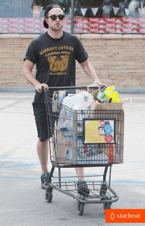 Роберт Патинссон не встречается с внучкой Элвиса Пресли, Райли Кио!: robert-pattinson-steps-out-after-false-riley-keough-rumors-01_Starbeat.ru