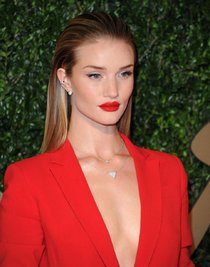 Роузи Хантингтон-Уайтли случайно показала грудь на «British Fashion Awards» в Лондоне: rosie-huntington-whiteley-1_Starbeat.ru
