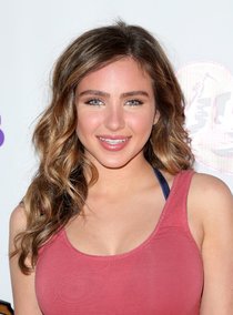 Увеличить фото ryan-newman-1_Starbeat.ru Краснолицая Райан Ньюман давит лыбу на мероприятии «Ghost Rider Rides Again Event» в Буэна-Парке: ryan-newman-1_Starbeat.ru