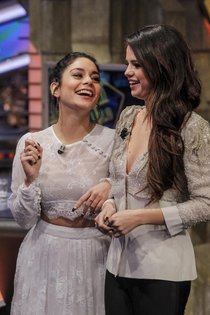 Увеличить фото Selena-Vanessa-1_Starbeat.ru Селена Гомес и Ванесса Хадженс на телешоу «El Hormiguero» в Мадриде: Selena-Vanessa-1_Starbeat.ru