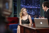 Скарлетт Йоханссон в передаче «Late Night with Jimmy Fallon»: scarlett-johansson-at-late-night-with-jimmy-fallon--01_Starbeat.ru