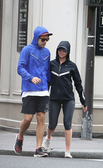 Скарлетт Йоханссон на пробежке в Париже: scarlett-johansson-in-spandex-running-in-paris--05_Starbeat.ru