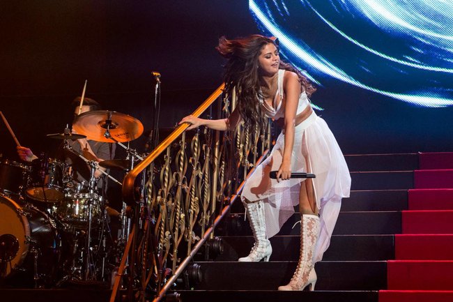 Выступление Селены Гомес на «State Farm Arena» в городе Идальго: selena-gomez-8_Starbeat.ru