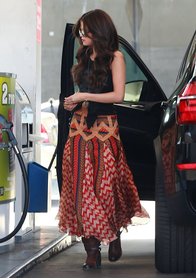 Селена Гомес в наряде от Chevron на заправочной станции, Голливуд: selena-gomez-getting-gas--04_Starbeat.ru