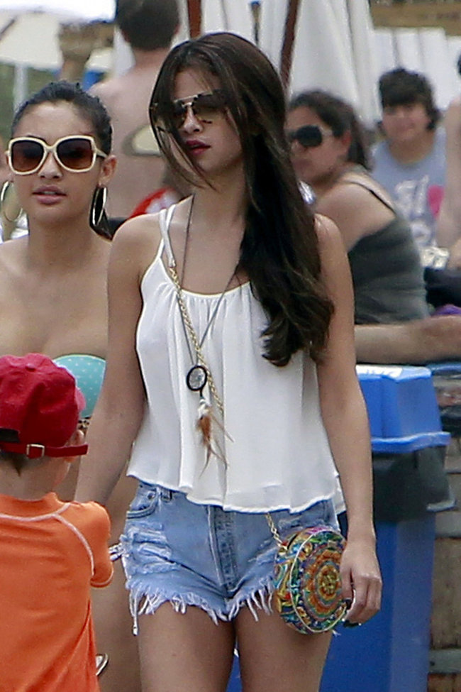 Селена Гомес в коротких шортах, Малибу: selena-gomez-out-in-malibu--11_Starbeat.ru