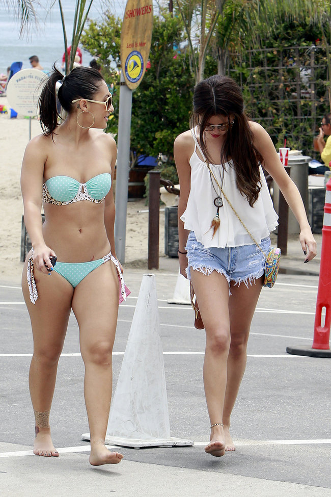 Селена Гомес в коротких шортах, Малибу: selena-gomez-out-in-malibu--17_Starbeat.ru