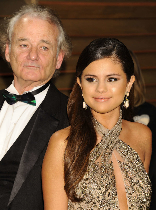 Красная дорожка светского раута «Vanity Fair»: Селена Гомес: selena-gomez-oscar-2014---vanity-fair-party--05_Starbeat.ru