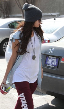 Увеличить фото selena-gomez---out-in-la--01_Starbeat.ru Освежающий десерт для Селены Гомес: selena-gomez---out-in-la--01_Starbeat.ru