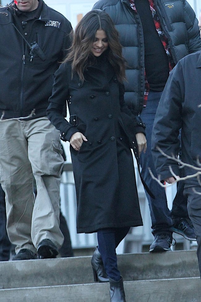 Селена Гомес на прогулке в Парк-сити: selena-gomez---out-in-park-city--03_Starbeat.ru