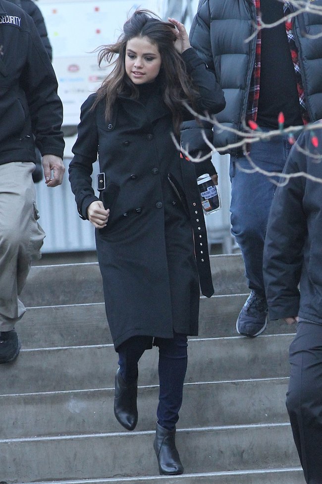 Селена Гомес на прогулке в Парк-сити: selena-gomez---out-in-park-city--05_Starbeat.ru
