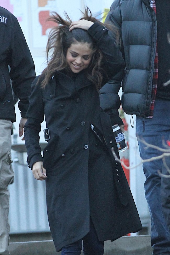 Селена Гомес на прогулке в Парк-сити: selena-gomez---out-in-park-city--11_Starbeat.ru