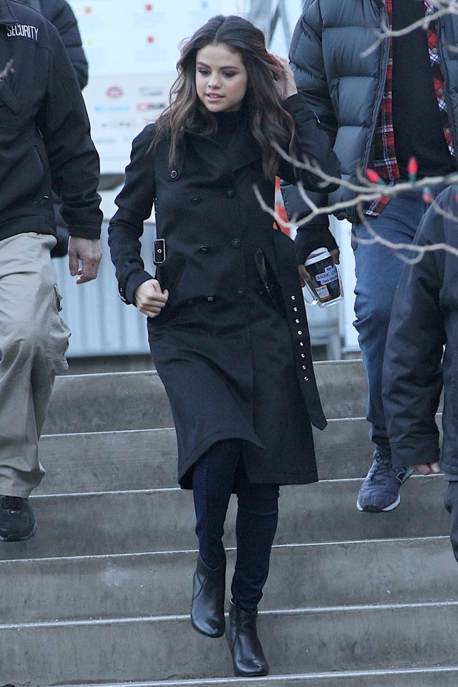 Селена Гомес на прогулке в Парк-сити: selena-gomez---out-in-park-city--12_Starbeat.ru