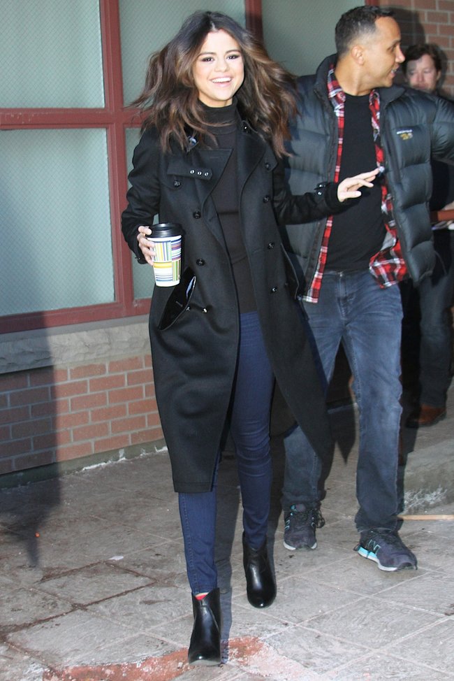 Селена Гомес на прогулке в Парк-сити: selena-gomez---out-in-park-city--18_Starbeat.ru