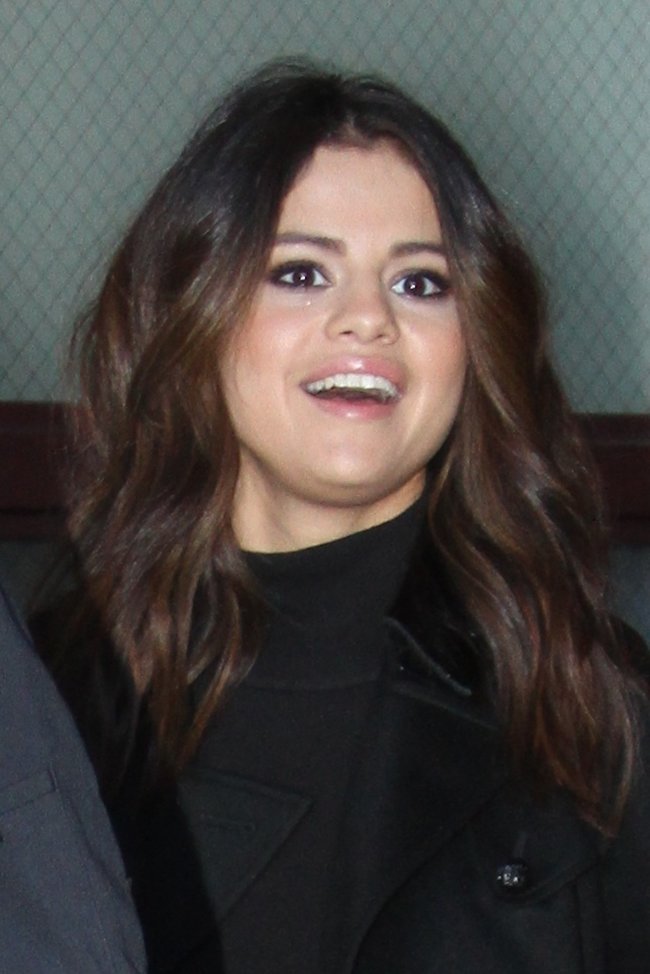 Селена Гомес на прогулке в Парк-сити: selena-gomez---out-in-park-city--19_Starbeat.ru