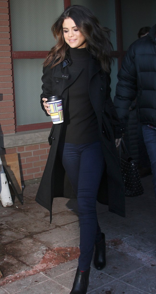 Селена Гомес на прогулке в Парк-сити: selena-gomez---out-in-park-city--20_Starbeat.ru