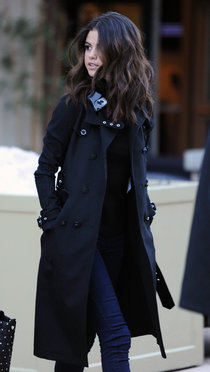 Селена Гомес на прогулке в Парк-сити: selena-gomez---out-in-park-city--01_Starbeat.ru
