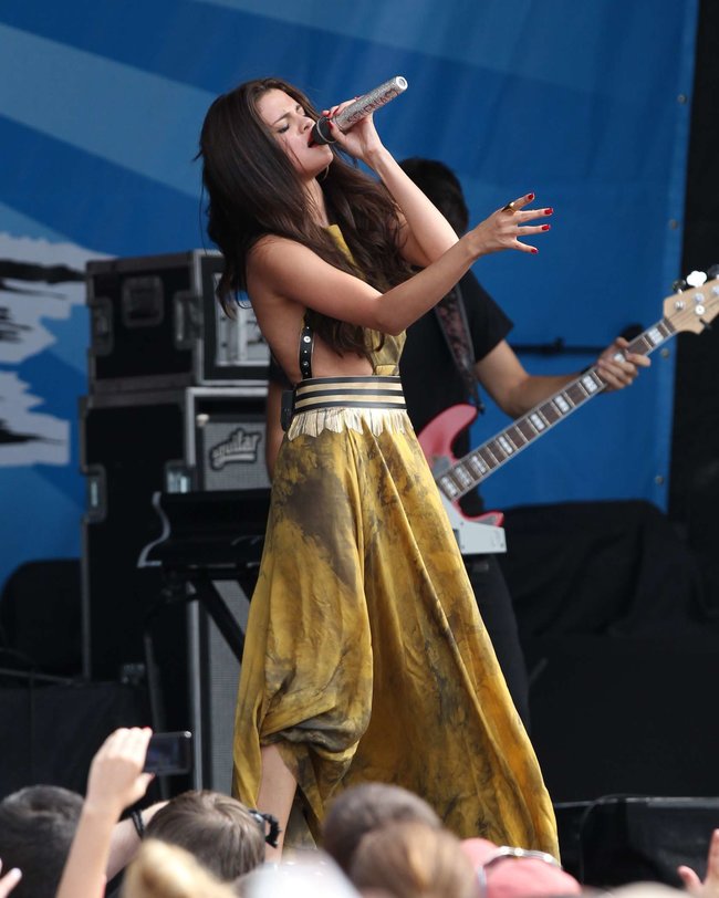 Увеличить фото selena-gomez---performing-at-a-radio-station-concert-in-boston--02_Starbeat.ru Выступление Селены Гомес в Бостоне: selena-gomez---performing-at-a-radio-station-concert-in-boston--02_Starbeat.ru