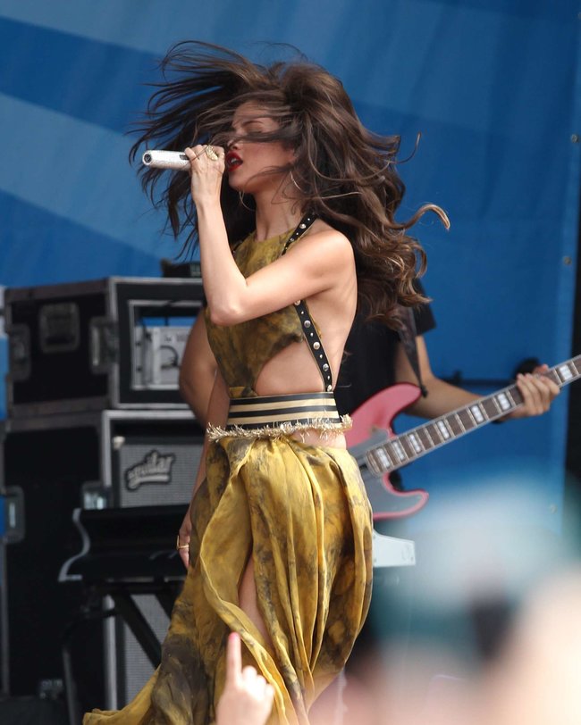Увеличить фото selena-gomez---performing-at-a-radio-station-concert-in-boston--03_Starbeat.ru Выступление Селены Гомес в Бостоне: selena-gomez---performing-at-a-radio-station-concert-in-boston--03_Starbeat.ru