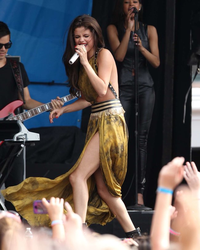 Увеличить фото selena-gomez---performing-at-a-radio-station-concert-in-boston--04_Starbeat.ru Выступление Селены Гомес в Бостоне: selena-gomez---performing-at-a-radio-station-concert-in-boston--04_Starbeat.ru