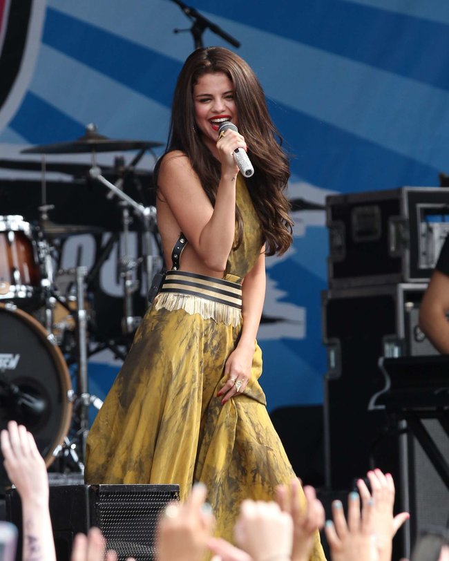 Увеличить фото selena-gomez---performing-at-a-radio-station-concert-in-boston--05_Starbeat.ru Выступление Селены Гомес в Бостоне: selena-gomez---performing-at-a-radio-station-concert-in-boston--05_Starbeat.ru
