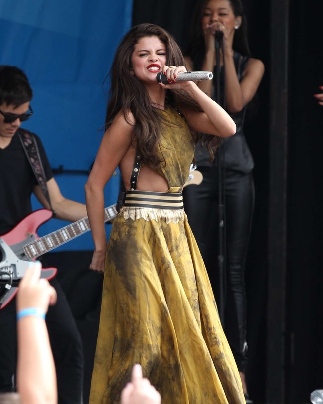 Увеличить фото selena-gomez---performing-at-a-radio-station-concert-in-boston--06_Starbeat.ru Выступление Селены Гомес в Бостоне: selena-gomez---performing-at-a-radio-station-concert-in-boston--06_Starbeat.ru