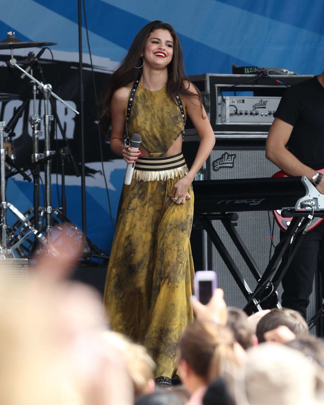 Увеличить фото selena-gomez---performing-at-a-radio-station-concert-in-boston--07_Starbeat.ru Выступление Селены Гомес в Бостоне: selena-gomez---performing-at-a-radio-station-concert-in-boston--07_Starbeat.ru