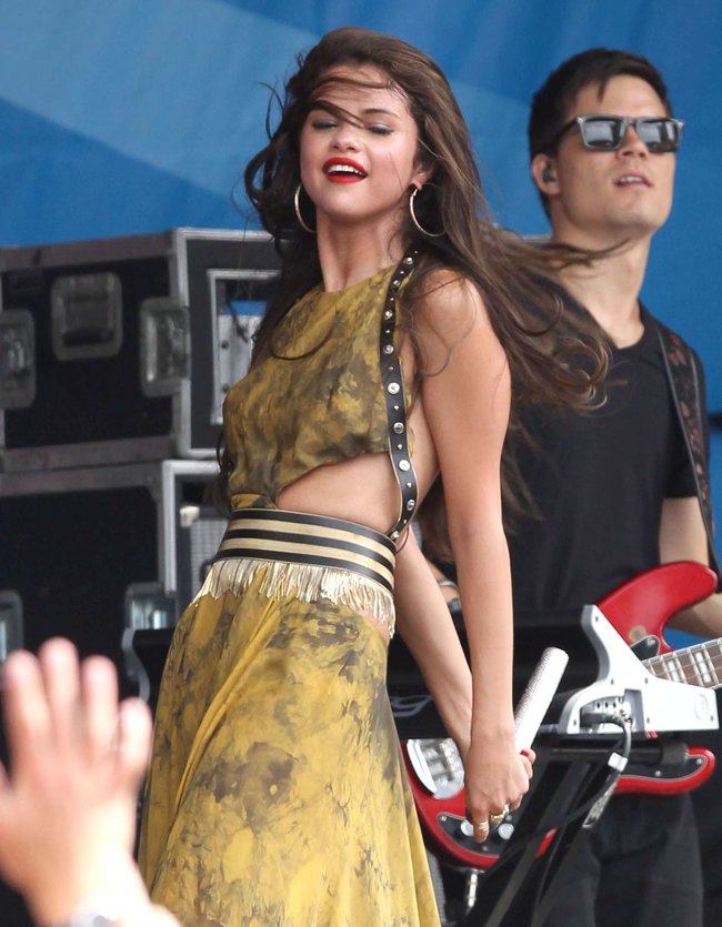 Увеличить фото selena-gomez---performing-at-a-radio-station-concert-in-boston--08_Starbeat.ru Выступление Селены Гомес в Бостоне: selena-gomez---performing-at-a-radio-station-concert-in-boston--08_Starbeat.ru
