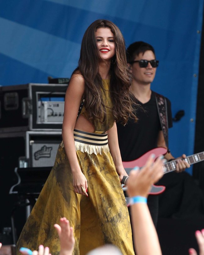 Увеличить фото selena-gomez---performing-at-a-radio-station-concert-in-boston--10_Starbeat.ru Выступление Селены Гомес в Бостоне: selena-gomez---performing-at-a-radio-station-concert-in-boston--10_Starbeat.ru
