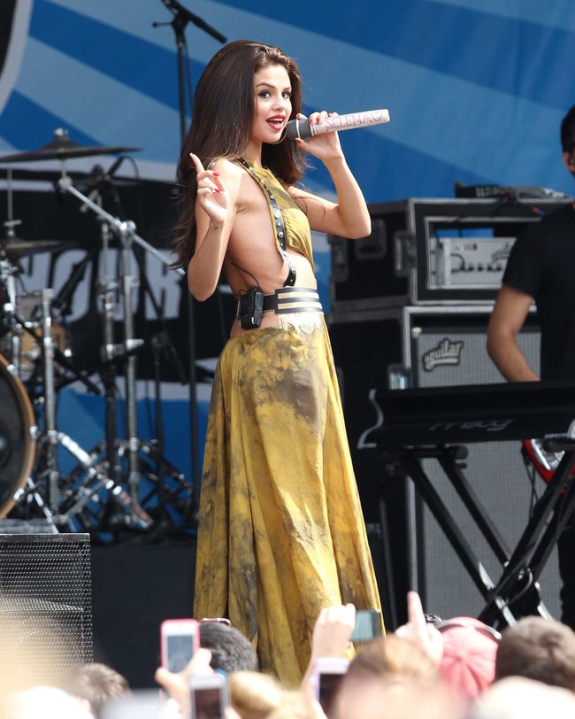 Увеличить фото selena-gomez---performing-at-a-radio-station-concert-in-boston--12_Starbeat.ru Выступление Селены Гомес в Бостоне: selena-gomez---performing-at-a-radio-station-concert-in-boston--12_Starbeat.ru