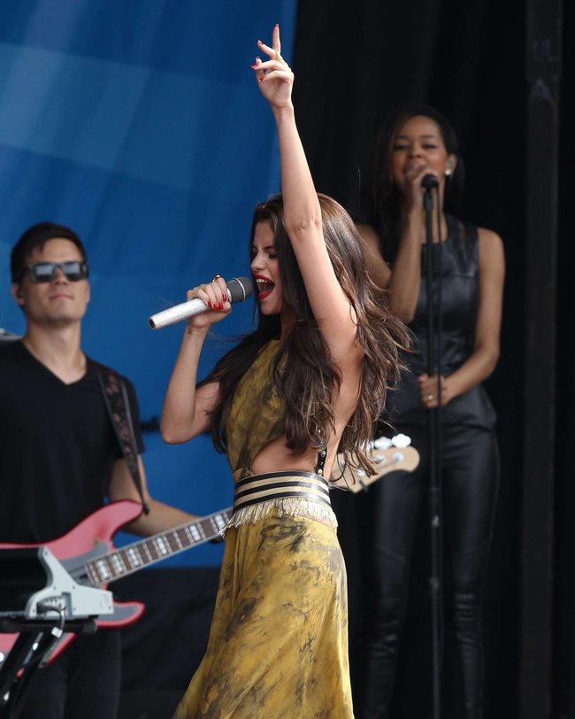 Увеличить фото selena-gomez---performing-at-a-radio-station-concert-in-boston--13_Starbeat.ru Выступление Селены Гомес в Бостоне: selena-gomez---performing-at-a-radio-station-concert-in-boston--13_Starbeat.ru