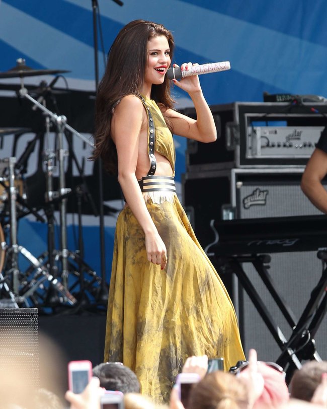 Увеличить фото selena-gomez---performing-at-a-radio-station-concert-in-boston--15_Starbeat.ru Выступление Селены Гомес в Бостоне: selena-gomez---performing-at-a-radio-station-concert-in-boston--15_Starbeat.ru