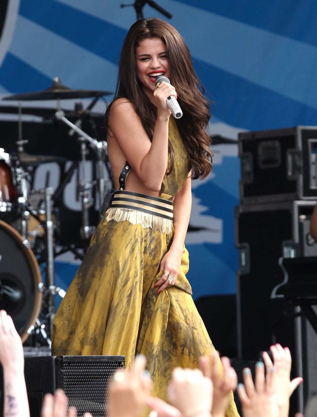 Увеличить фото selena-gomez---performing-at-a-radio-station-concert-in-boston--17_Starbeat.ru Выступление Селены Гомес в Бостоне: selena-gomez---performing-at-a-radio-station-concert-in-boston--17_Starbeat.ru