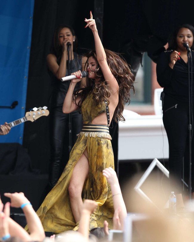 Увеличить фото selena-gomez---performing-at-a-radio-station-concert-in-boston--19_Starbeat.ru Выступление Селены Гомес в Бостоне: selena-gomez---performing-at-a-radio-station-concert-in-boston--19_Starbeat.ru