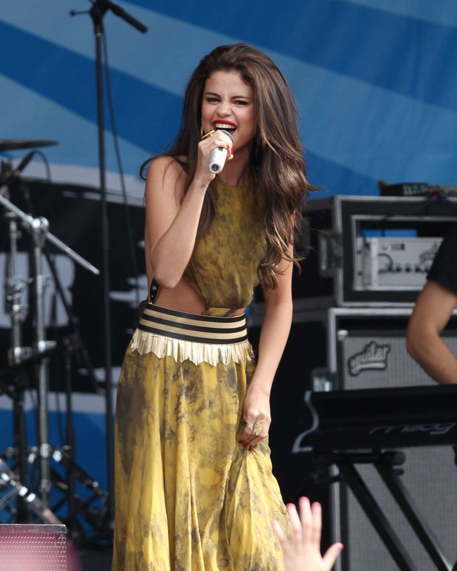 Увеличить фото selena-gomez---performing-at-a-radio-station-concert-in-boston--21_Starbeat.ru Выступление Селены Гомес в Бостоне: selena-gomez---performing-at-a-radio-station-concert-in-boston--21_Starbeat.ru