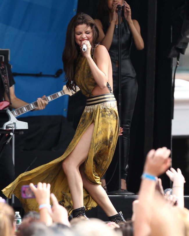 Увеличить фото selena-gomez---performing-at-a-radio-station-concert-in-boston--23_Starbeat.ru Выступление Селены Гомес в Бостоне: selena-gomez---performing-at-a-radio-station-concert-in-boston--23_Starbeat.ru