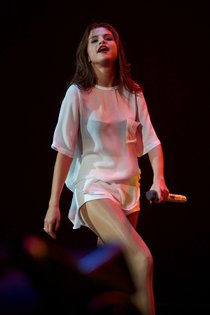 Мировое турне Селены Гомес «Stars Dance»: выступление в Испании: selena-gomez-hot-concert-photos-stars-dance-tour-in-spain--01_Starbeat.ru