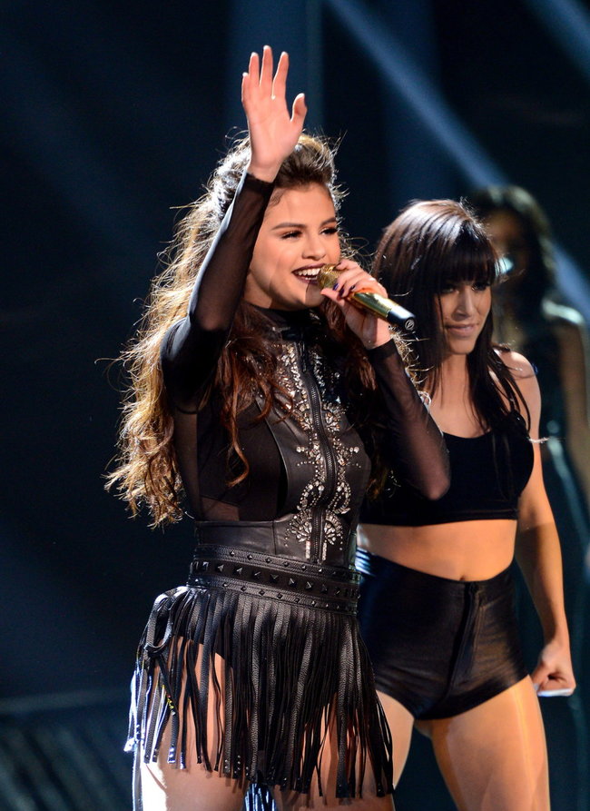 Выступление Селены Гомес на голливудской сцене: «The X-Factor»: selena-gomez-x-factor-performance--04_Starbeat.ru