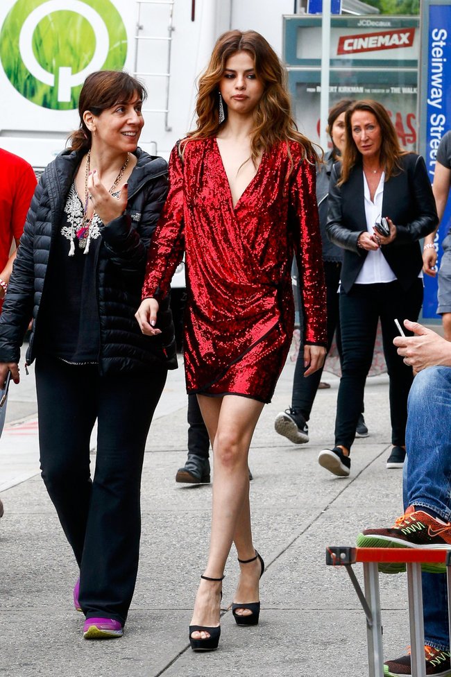 Селена Гомез на фотосъёмках с орехами во рту: selena-gomez-14-1_Starbeat.ru
