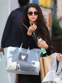 Увеличить фото selena-gomez---shopping-candids--01_Starbeat.ru Шоппинг в Лос-Анджелесе: Селена Гомес: selena-gomez---shopping-candids--01_Starbeat.ru
