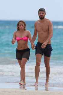 Шакира в бикини и ее возлюбленный Жерар Пике на гавайском пляже!: shakira-in-bikini--09_Starbeat.ru