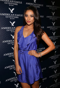 Увеличить фото Shay-Mitchell-at-American-Eagle-Store-Opening--01_Starbeat.ru Шей Митчелл на открытии магазина «American Eagle Outfitters» в Мехико: Shay-Mitchell-at-American-Eagle-Store-Opening--01_Starbeat.ru