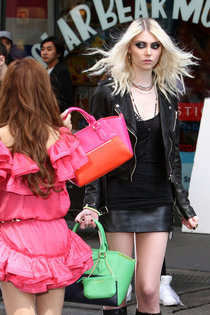 Тейлор Момсен на съемках рекламы в Нью-Йорке: taylor-momsen---on-the-set-of-a-music-video-in-nyc--01_Starbeat.ru