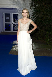 Лондонский гала-вечер «Winter Whites 2013» с Тейлор Свифт: taylor-swift-winter-whites-gala-2013--01_Starbeat.ru