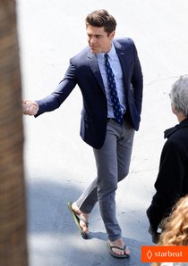 Зак Эфрон на съемках фильма «Townies»: zac-efron-suit-flip-flops-on-townies-set-01_Starbeat.ru