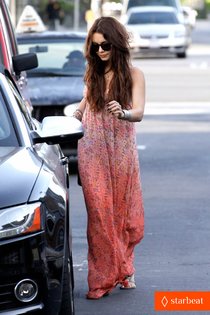 Увеличить фото vanessa-hudgens-floral-food-take-out-01_Starbeat.ru Почитательница сарафанов: Ванесса Хадженс в Лос-Анджелесе: vanessa-hudgens-floral-food-take-out-01_Starbeat.ru