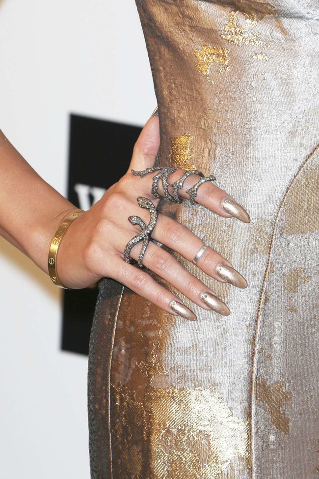 Ванесса Хадженс на «Elton John AIDS Foundation Academy Awards»: vanessa-hudgens-oscars-2014---vanity-fair-party--21_Starbeat.ru