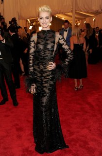 «Бал Института костюма 2013» в Нью-Йорке: наряды звёзд: anne-hathaway-1_Starbeat.ru