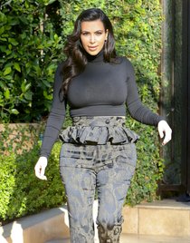 Увеличить фото Kim-Kardashian-16_Starbeat.ru Фотографии разных звезд в объективах папарацци за последние дни: Kim-Kardashian-16_Starbeat.ru