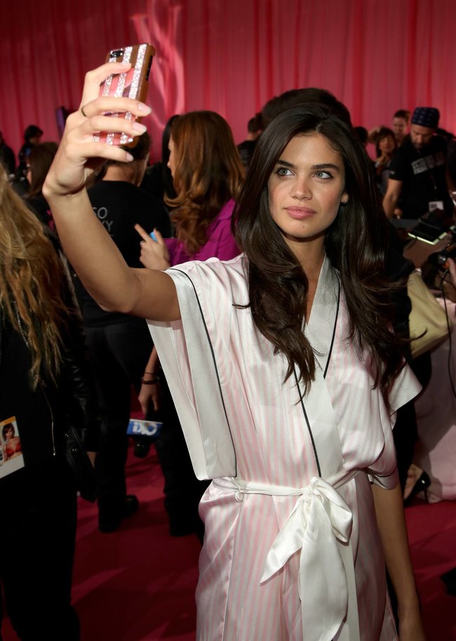 Бэкстейдж шоу «Victoria’s Secret» в Нью-Йорке: все модели: sara-sampaio-2_Starbeat.ru